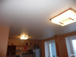Фото сатинового потолка на кухне