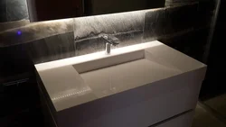 Çini daşdan hazırlanmış lavabonun altında hamamda tezgah fotoşəkili