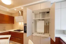 Интерьер кухни с газовым котлом на полу
