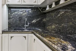 Ошхона бо countertop мармарӣ ва акс splashback