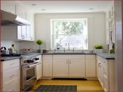 Дизайн кухни п образной с окном посередине