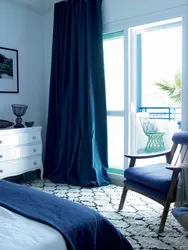 Дызайн спальні з сінімі шторамі фота