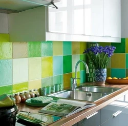 Дизайн кухни с зеленой плиткой