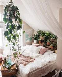 Інтэр'ер спальні з пакаёвымі раслінамі