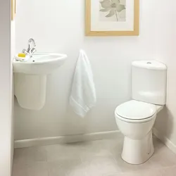 Künc fotoşəkildə hamamda tualet