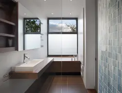 Дизайн прямоугольной ванной с окном