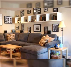 Полки над диваном фото дизайн в гостиной