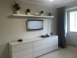 Телевизор на комоде в интерьере в спальне