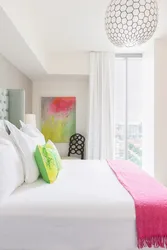 Спальня с яркими акцентами дизайн фото
