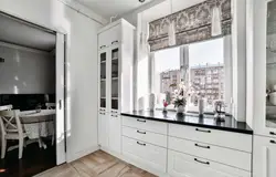 Кухонный гарнитур у окна фото в квартире
