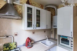 Дызайн кухні з калонкай і халадзільнікам у акна