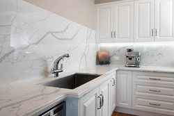 Мрамор на стене в интерьере кухни фото