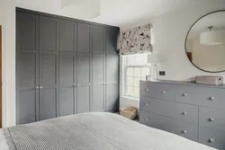 Дизайн спальни с серой дверью