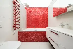 Интерьер с красной ванной
