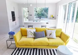 Желтый диван в интерьере спальни