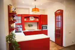 Кухня с красным холодильником интерьер фото