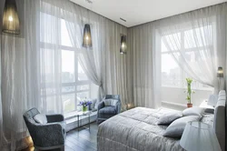 Фото дизайн спальни с двумя окнами