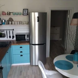 Холодильник у двери дизайн кухни