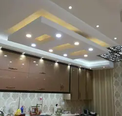 Фота двухузроўневых столяў з гіпсакардону на кухні з падсветкай