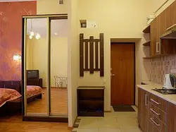 Дизайн комнаты в общежитии с кухней и прихожей