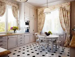 Інтэр'ер штор на кухні з двума вокнамі