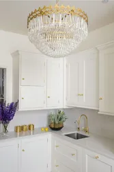 Белая кухня с золотом в интерьере