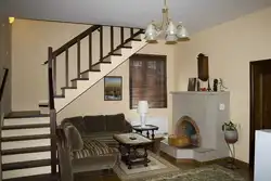 Фото гостиной с лестницей на второй