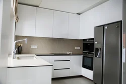 Кухни с высокими пеналами фото