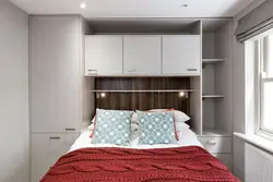 Photo of a small bedroom with a bed and wardrobe design