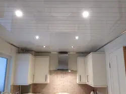 Потолок из пвх панелей на кухне фото