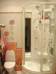 Mənzillərdə kiçik vannalar üçün duş kabinləri fotoşəkil