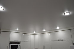 Точечные светильники для натяжных потолков в интерьере кухни
