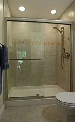 Xruşşov dizayn fotoşəkilində plitələrdən hazırlanmış duşlu vanna otağı