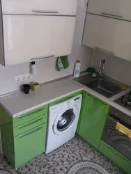 Кухня з газавай калонкай і пральнай машынай фота