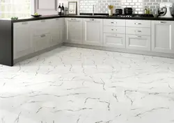 Белый мраморный пол в интерьере кухни