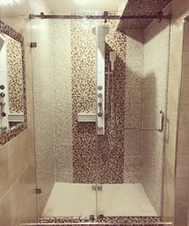 Ванна бөлмесінің интерьеріндегі плиткалардан жасалған душ кабинасы фото