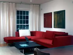 Красный диван в интерьере гостиной