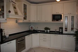 Белая кухня светлая столешница фото