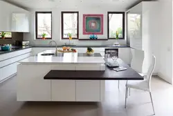 Кухня дизайн посередине стол