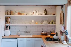 Полки в интерьере маленькой кухни