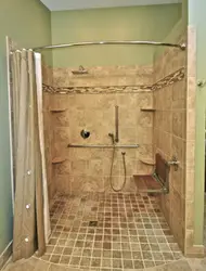 Küvetsiz vanna otağı və pərdə fotoşəkili olan duş