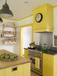 Жоўты колер сцен у інтэр'еры кухні