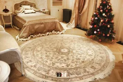 Круглые ковры в интерьере гостиной фото