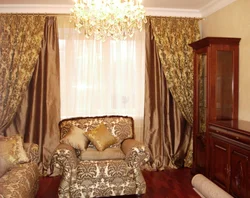Золотые шторы в интерьере гостиной