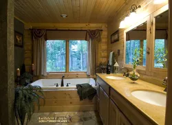 Дизайн ванной комнаты в деревянном доме с окном