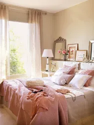 Интерьер спальни с пастельными обоями