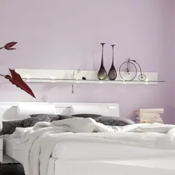 Полочка над кроватью в спальне фото