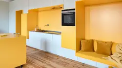 Жоўты канапа на кухні ў інтэр'еры фота