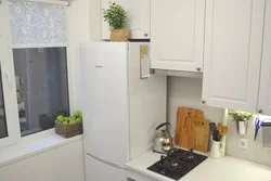 Кухня холодильник у окна фото дизайн