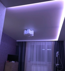 Yataq otağının fotoşəkilindəki tavandakı LED şeridi